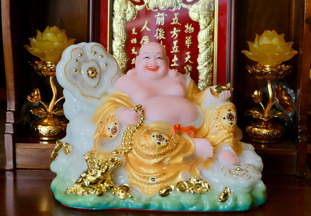Tượng Phật Di Lặc trên bàn thờ Thần Tài Thổ Địa bát tràng 5.png